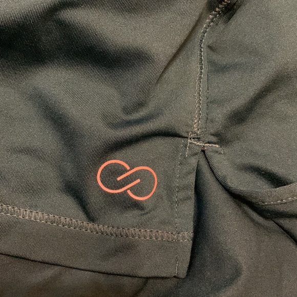 2 workout tops with open backs - Picture 13 of 15